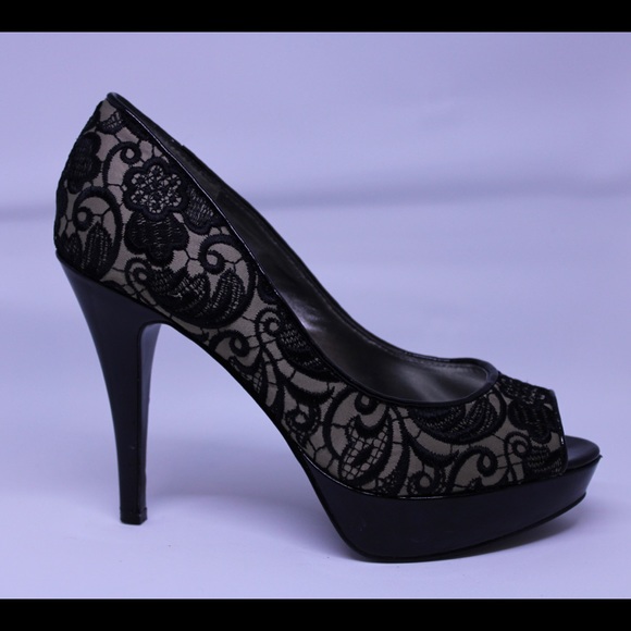 Guess platform lace peep toe heels. - Picture 3 of 3